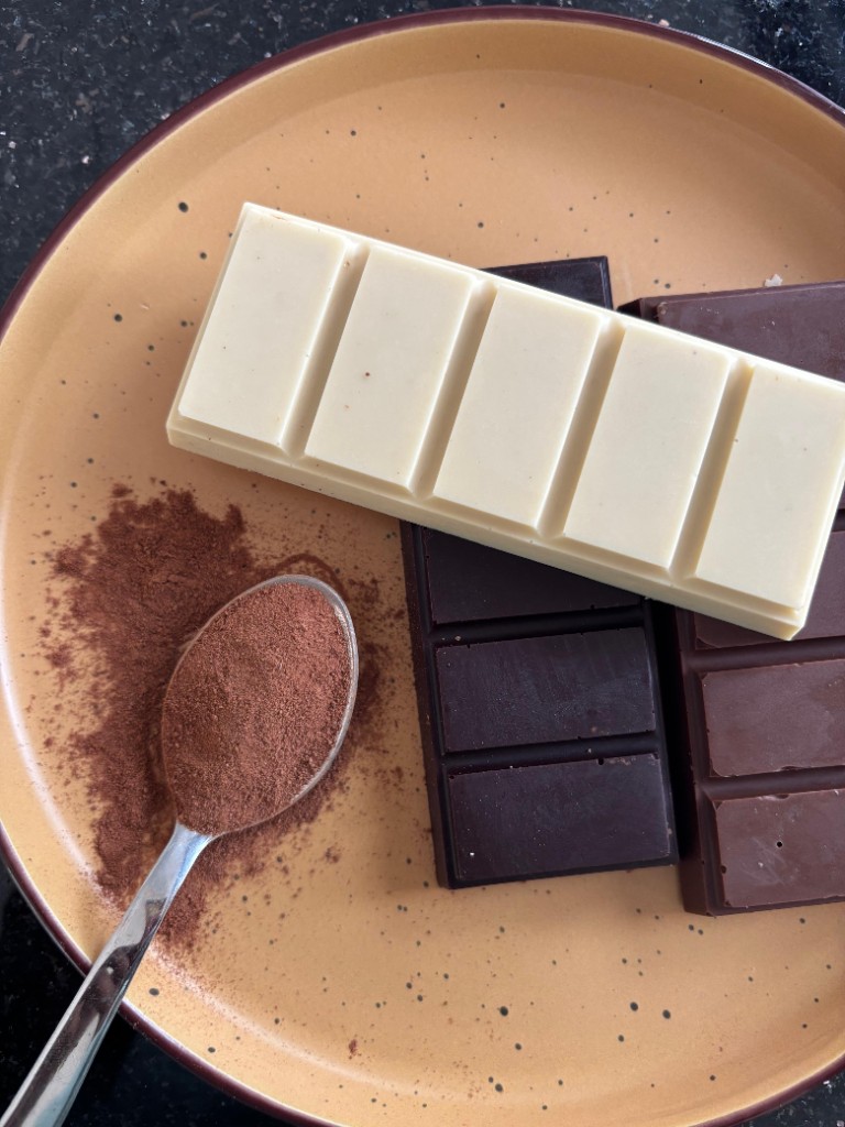 Chocolate bars and cocoa at Theolon